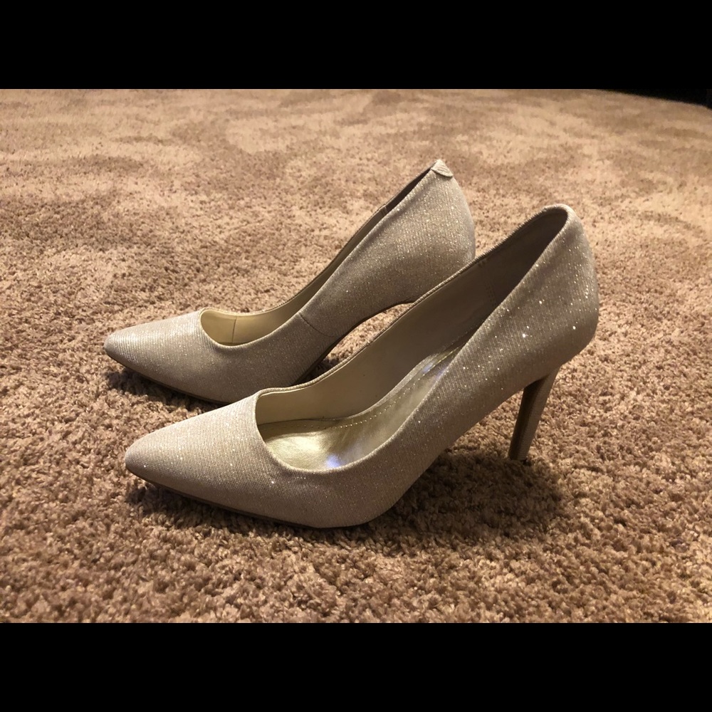 Jennifer Lopez gold glitter heels